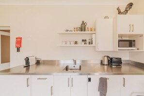 電子レンジ、食器洗い機、調理器具と食器