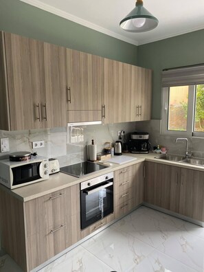 Kjøleskap, mikrobølgeovn, ovn og kokeplater