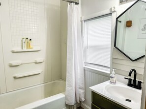 مجففات شعر، مناشف، صابون، ورق حمّام