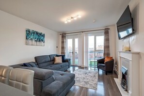 TV, fireplace - Central Comfort Belfast: 2 Bedroom & Balcony (Belfast)