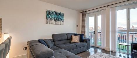 Una televisión, una chimenea