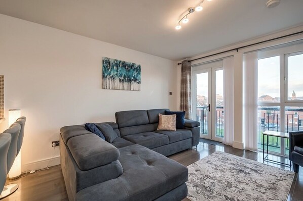 TV, fireplace - Central Comfort Belfast: 2 Bedroom & Balcony (Belfast)