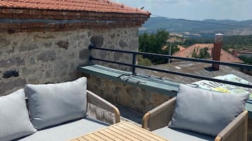 Habitación doble Deluxe, vista a la bahía | Terraza o patio