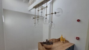 Una cocina moderna con encimera de madera, lámparas esféricas colgantes y tragaluces.