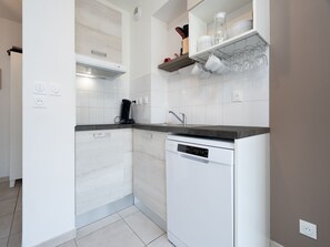 Réfrigérateur, micro-ondes, lave-vaisselle, cafetière/bouilloire