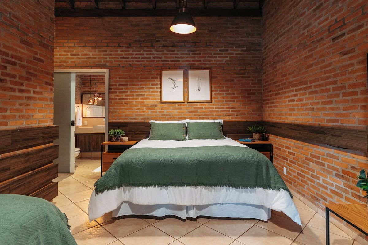 Habitación Deluxe doble, vistas al lago | Espacio para trabajar con un portátil y wifi gratis