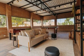 16-inch LCD TV with cable channels, table football, books - Quinta de Brumado (Óleo)