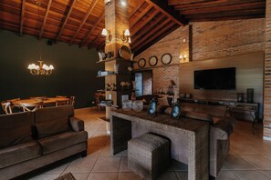 Een 16-inch lcd-televisie met kabelzenders, tafelvoetbal en boeken