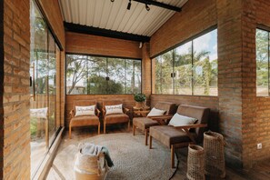 16-inch LCD TV with cable channels, table football, books - Quinta de Brumado (Óleo)