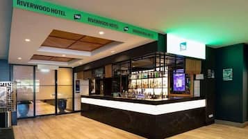 2 bars/lounges