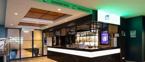 2 bars/lounges