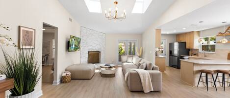 TV connectée, cheminée, livres, médiathèque