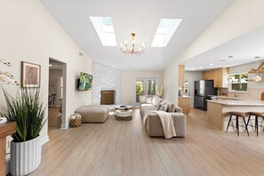 スマートテレビ、暖炉、書庫、ミュージックライブラリ