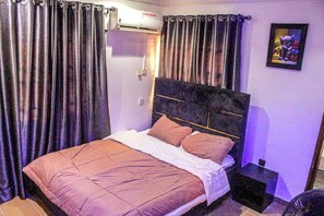 Apartment, 3 Bedrooms, Smoking | 2 bedrooms - 3 Bedroom Luxury Apartment With Pool -24hrs Power -ps4 (Lagos)
