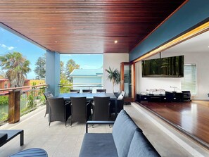 Outdoor dining - Heart of the Village - Walk to the Waters Edge (Shellharbour)