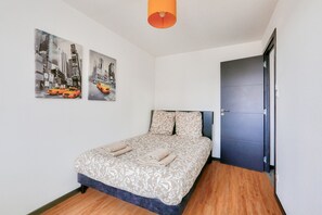 2 chambres, fer et planche à repasser, Wi-Fi, draps fournis