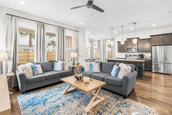 Smart TV, video games, DVD player, ping pong - Salty Waves *Designer*GolfCart*PuttGreen*Pool Access* (Miramar Beach)