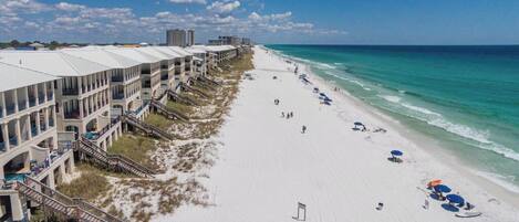 Plage à proximité, chaises longues, serviettes de plage