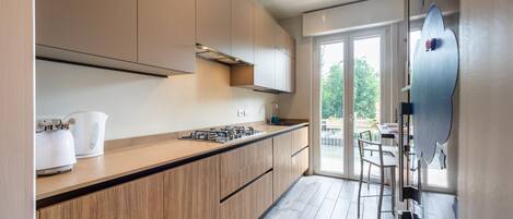 Réfrigérateur, micro-ondes, four, plaque de cuisson