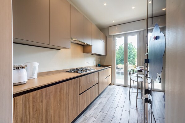 Fridge, microwave, oven, stovetop