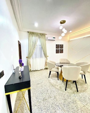 Junior-Apartment, Balkon, Stadtblick | Wohnbereich