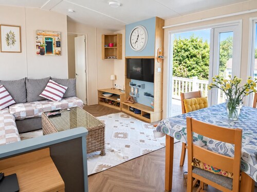 Shorefield 3-bed Lodge, Sleeps 6 w/ Passes Icluded