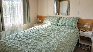 Unclassified image, 2 of 23, button - Shorefield 3-bed Lodge, Sleeps 6 w/ Passes Icluded (Lymington)