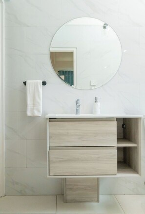 Shower, hair dryer, towels, toilet paper - Award-winning villa with private beachfront and pool (Culloden White House)