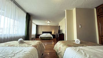 Habitación cuádruple familiar, vistas a la ciudad | Escritorio y espacio para trabajar con un portátil