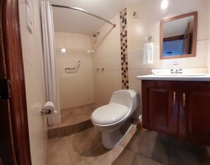 Room, 1 Double Bed, Private Bathroom, Ground Floor | Bathroom | Shower, towels, soap, shampoo - Hodu Hospedaje (Quito)