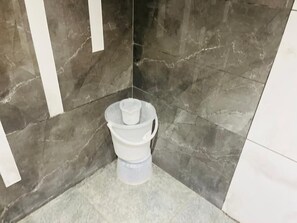 Douche, douche à « effet pluie », serviettes fournies, savon