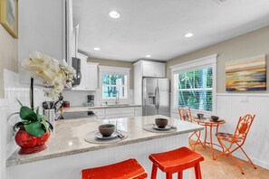 Bungalow, 1 phòng ngủ | Bếp riêng | Tủ lạnh, lò nướng, dụng cụ pha cà phê/trà, lò nướng bánh mì 