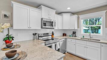 Bungalow, 1 Bedroom | Private kitchen | Fridge, oven, coffee/tea maker, toaster