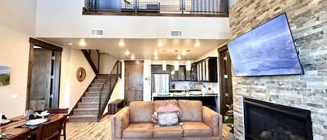 Apartamento, 3 habitaciones | Zona de estar | Una Smart TV