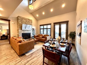 Leilighet, 3 soverom | Oppholdsområde | Smart-TV