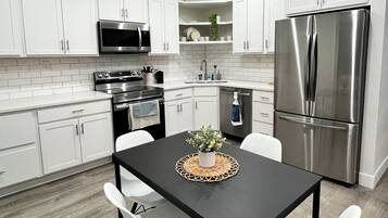 Geladeira, micro-ondas, fogão, cooktop