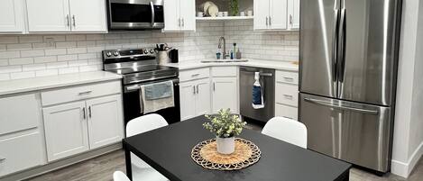 冷蔵庫、電子レンジ、オーブン、コンロ