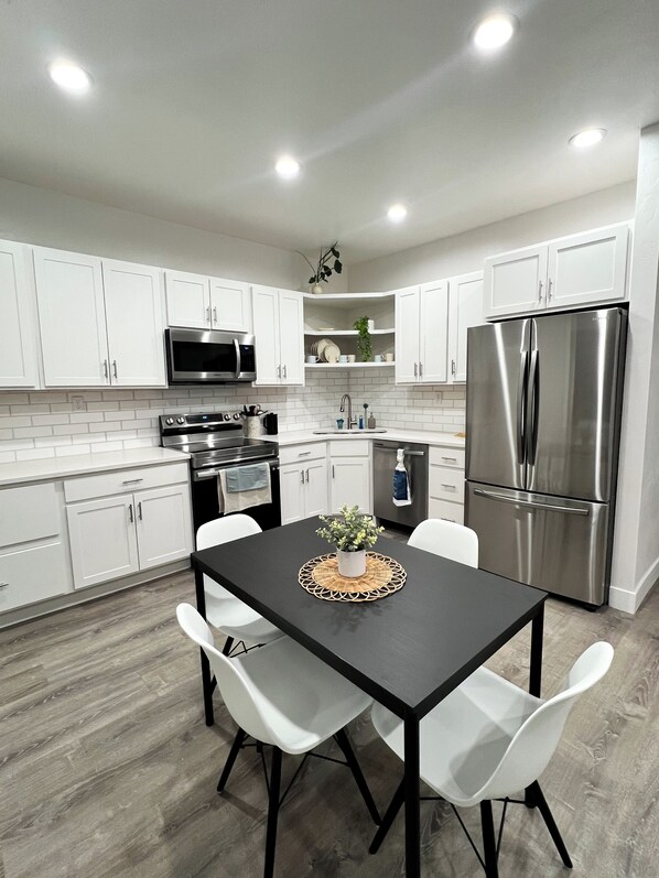 Kylskåp, mikrovågsugn, ugn och spishäll