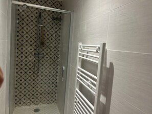 Shower, hair dryer, towels, soap - Beautiful villa with terrace (Pechbonnieu)