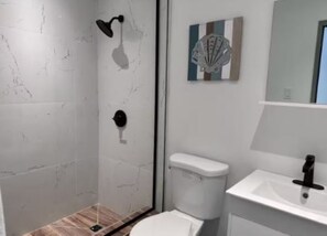 Doccia, asciugamani, sapone, carta igienica