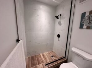 Douche, serviettes fournies, savon, papier toilette