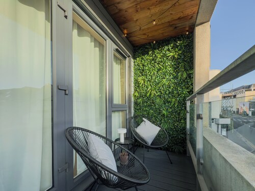 Cheltenham Town Centre Stay with Cozy Balcony Retreat