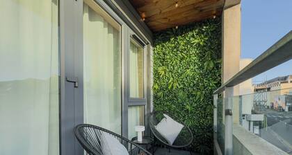 Cheltenham Town Centre Stay with Cozy Balcony Retreat