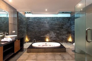 Chuveiro, secador de cabelo, toalhas de banho, sabonete