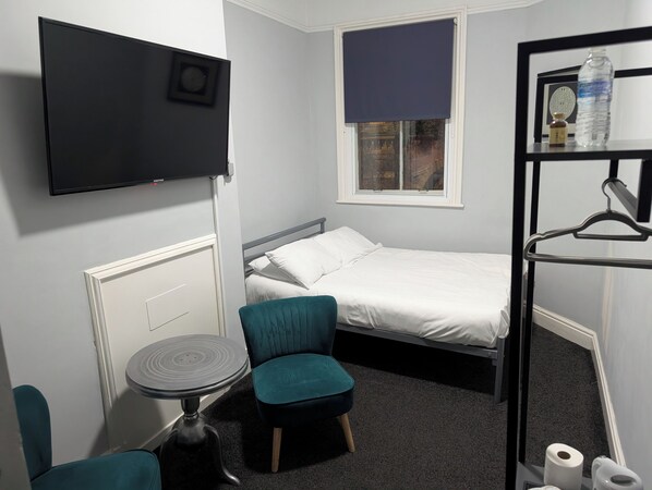 Basic Double Room, Shared Bathroom | Free WiFi, bed sheets -  Piccadilly Central Hotel (Manchester)