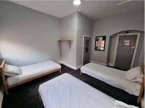 Standaard driepersoonskamer, en-suite badkamer | Gratis wifi, beddengoed