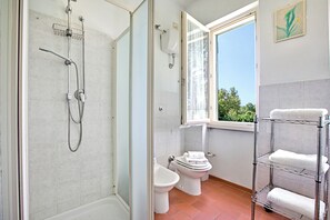 Bruser, hårtørrer, bidet, håndklæder