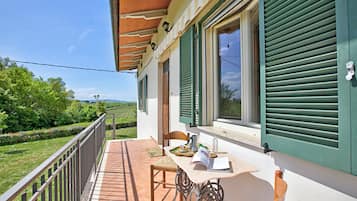 Family Apartment, Multiple Bedrooms (Cozy Counrtry House Btn) | Outdoor dining