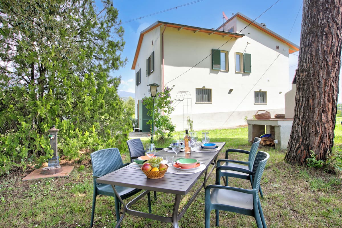 Departamento familiar, varias habitaciones (Cozy Counrtry House Btn) | Restaurante al aire libre