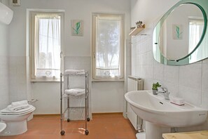 Bruser, hårtørrer, bidet, håndklæder